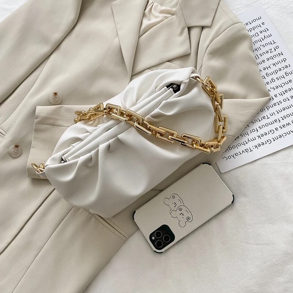 Design Wrinkled Cloud bag with thick Gold chain - Picture 4 of 6